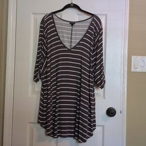 Torrid plus size 5x(28) women’s V neck top